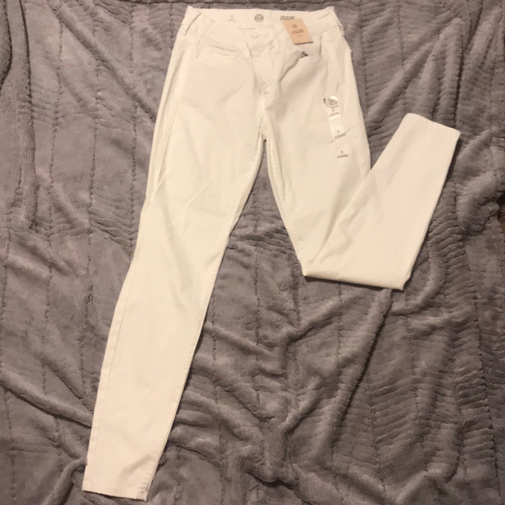 White SO jeans! 🤍